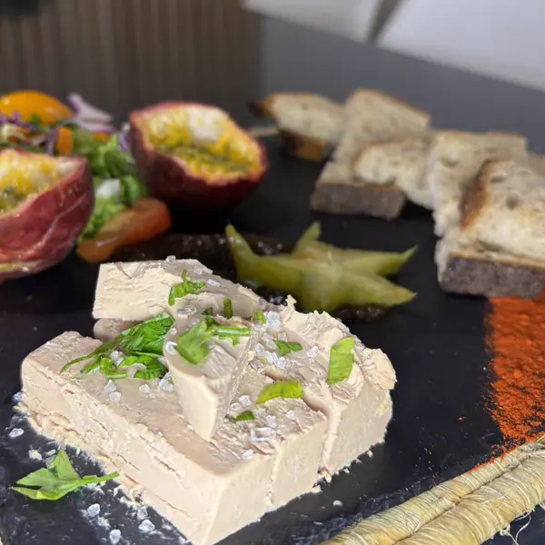 Terrine en tranches sur ardoise, fruits de la passion, carambole et pain grillé