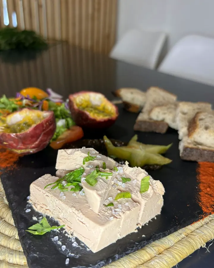 Terrine en tranches sur ardoise, fruits de la passion, carambole et pain grillé