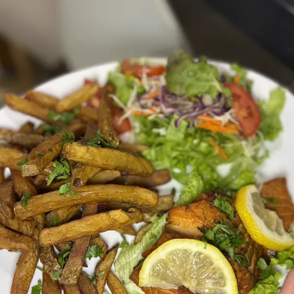 Filet grillé au citron, frites et salade composée
