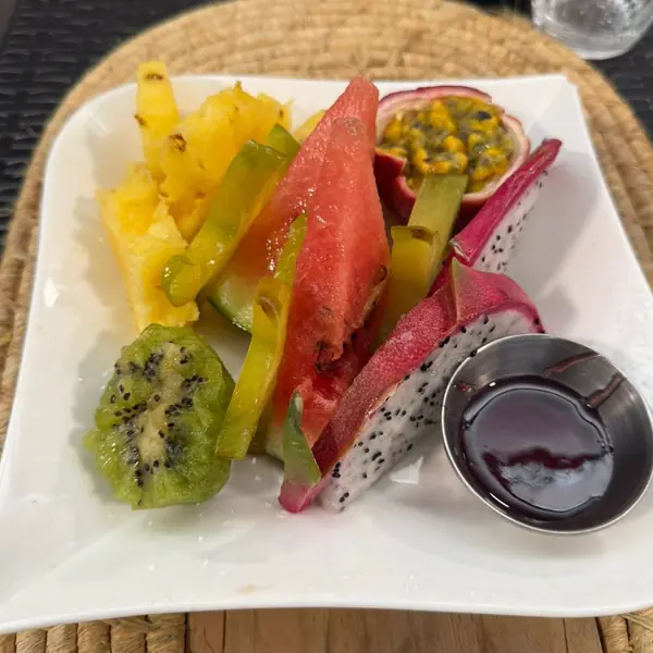 Assiette de fruits du pays : pastèque, ananas, fruit du dragon, kiwi et passion