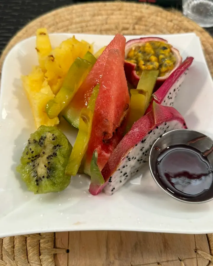 Assiette de fruits du pays : pastèque, ananas, fruit du dragon, kiwi et passion